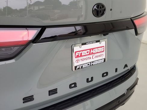 Used 2025 Toyota Sequoia Platinum AWD/4WD image 9