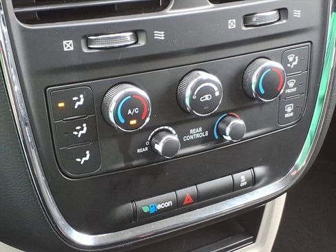 Used 2018 Dodge Grand Caravan SE w/ UConnect Hands-Free Group FWD image 29
