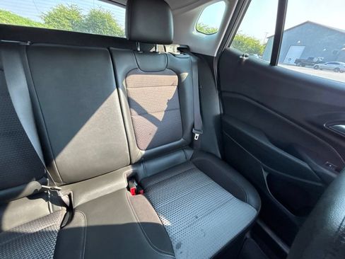 Used 2025 Chevrolet Trax LT FWD image 31