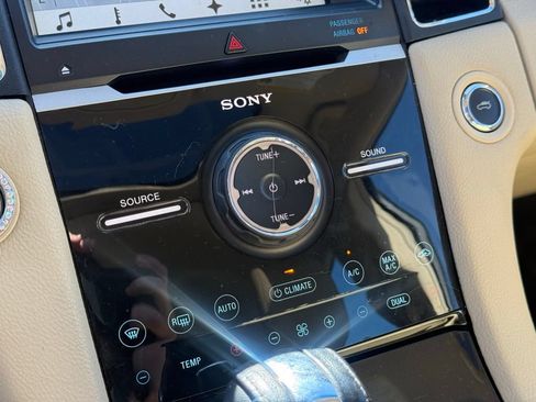 Used 2017 Ford Taurus Limited FWD image 19