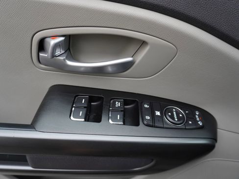Used 2018 Kia Sedona LX w/ LX Essentials Premium Package FWD image 27