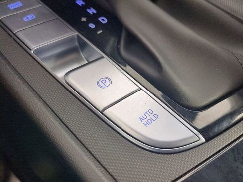Certified 2025 Hyundai Elantra Limited FWD image 29