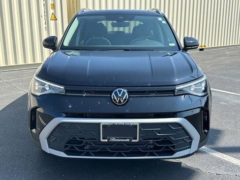 Used 2025 Volkswagen Taos SE w/ Panoramic Sunroof Package image 2