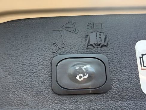 Used 2018 Ford Escape Titanium w/ Ford Safe & Smart Package AWD/4WD image 9