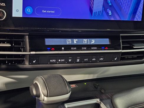 Certified 2025 Toyota Sienna XLE image 32