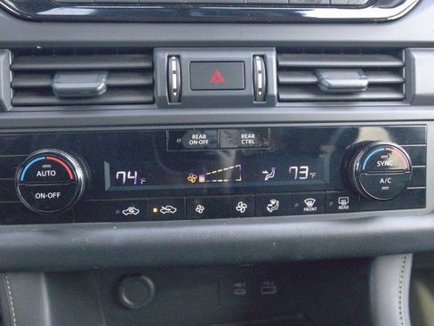 Used 2024 Nissan Pathfinder S image 21