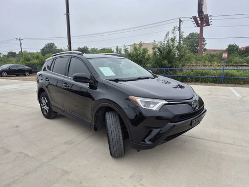 Used 2018 Toyota RAV4 LE FWD image 4
