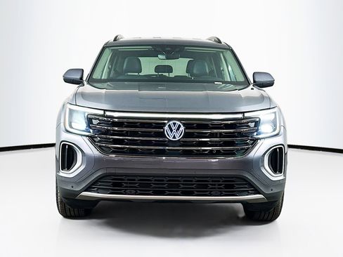 Used 2025 Volkswagen Atlas SE image 2