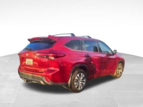 Used 2022 Toyota Highlander XLE image 1