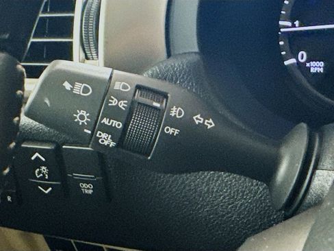 Used 2023 Lexus GX 460 Premium w/ Premium Package image 12