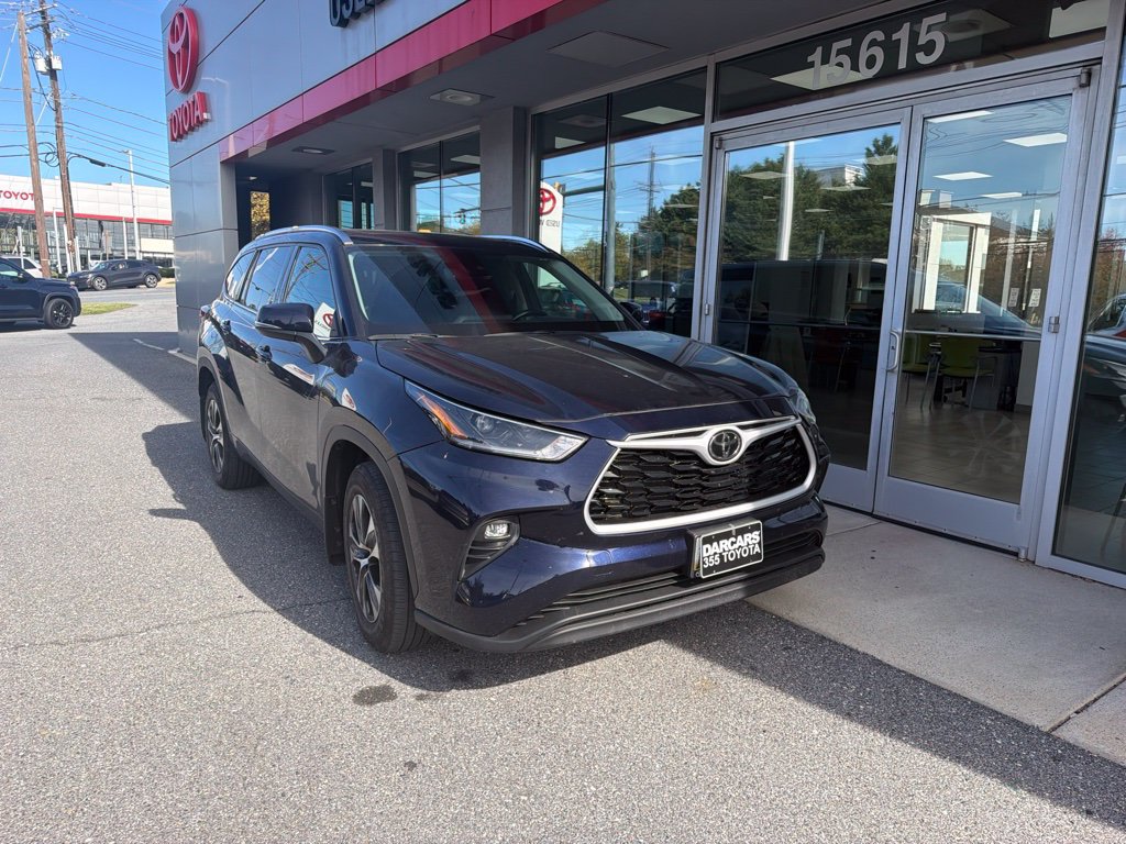 Used 2021 Toyota Highlander XLE AWD/4WD image 3