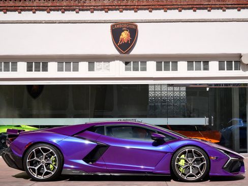 Used 2025 Lamborghini Revuelto AWD/4WD image 2