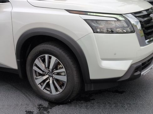 Used 2025 Nissan Pathfinder SL AWD/4WD image 9