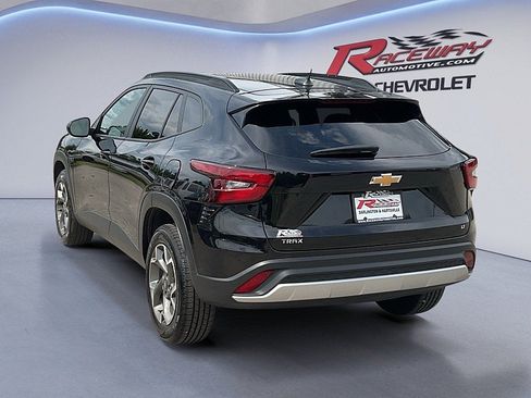 Used 2025 Chevrolet Trax LT FWD image 3
