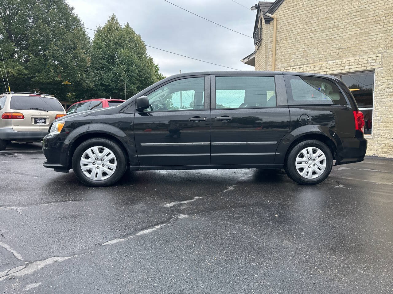 Used 2014 Dodge Grand Caravan FWD image 2