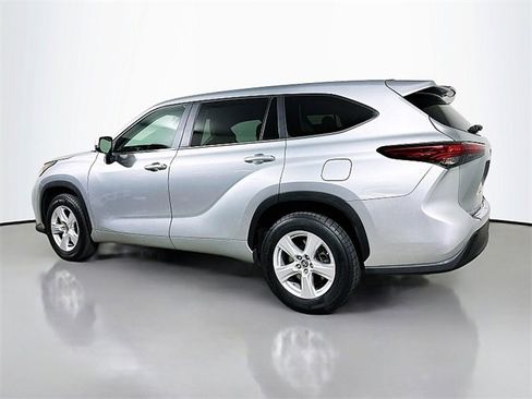 Used 2023 Toyota Highlander L image 5