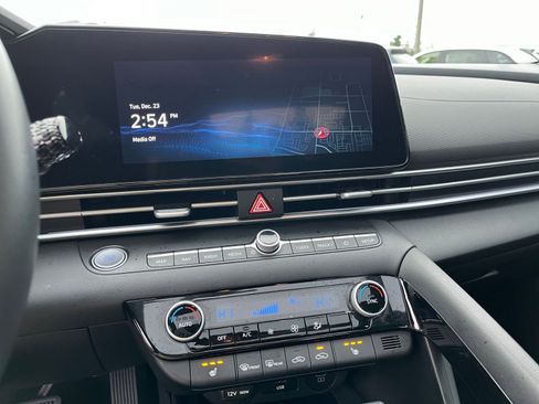 Used 2025 Hyundai Elantra SEL image 21