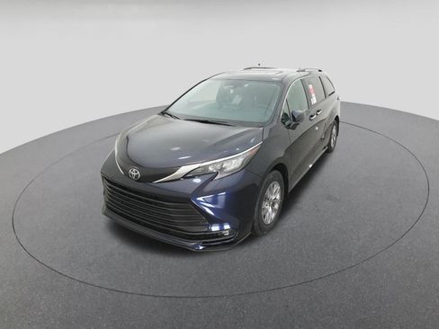 New 2026 Toyota Sienna XLE image 16