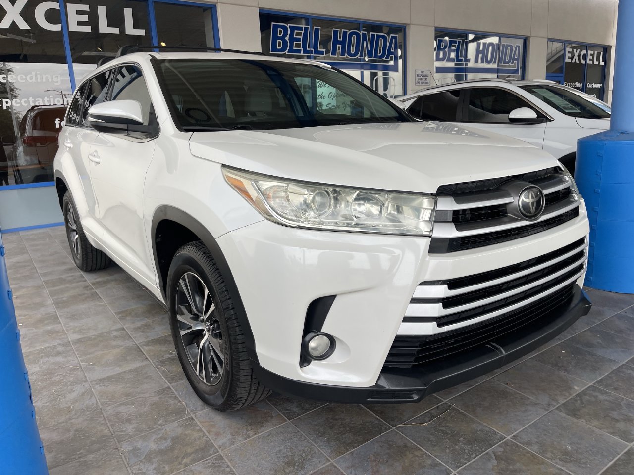 Used 2017 Toyota Highlander Plus w/ Carpet Mat Package FWD image 3
