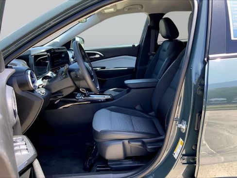 Used 2025 Chevrolet Trax LT FWD image 8