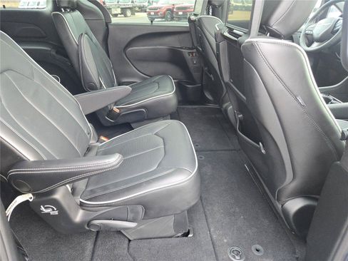 Used 2025 Chrysler Pacifica Limited w/ Uconnect Theater Family Group AWD/4WD image 11