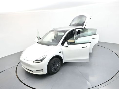 Used 2023 Tesla Model Y Long Range AWD/4WD image 39