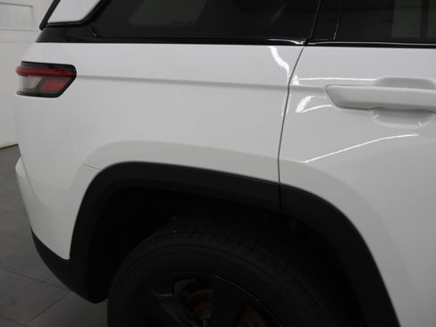 Used 2023 Jeep Grand Cherokee Altitude AWD/4WD image 25