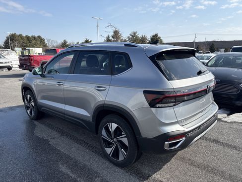 New 2026 Volkswagen Taos SE image 6