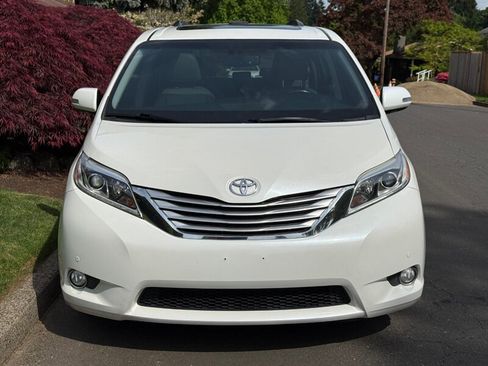 Used 2017 Toyota Sienna Limited FWD image 4