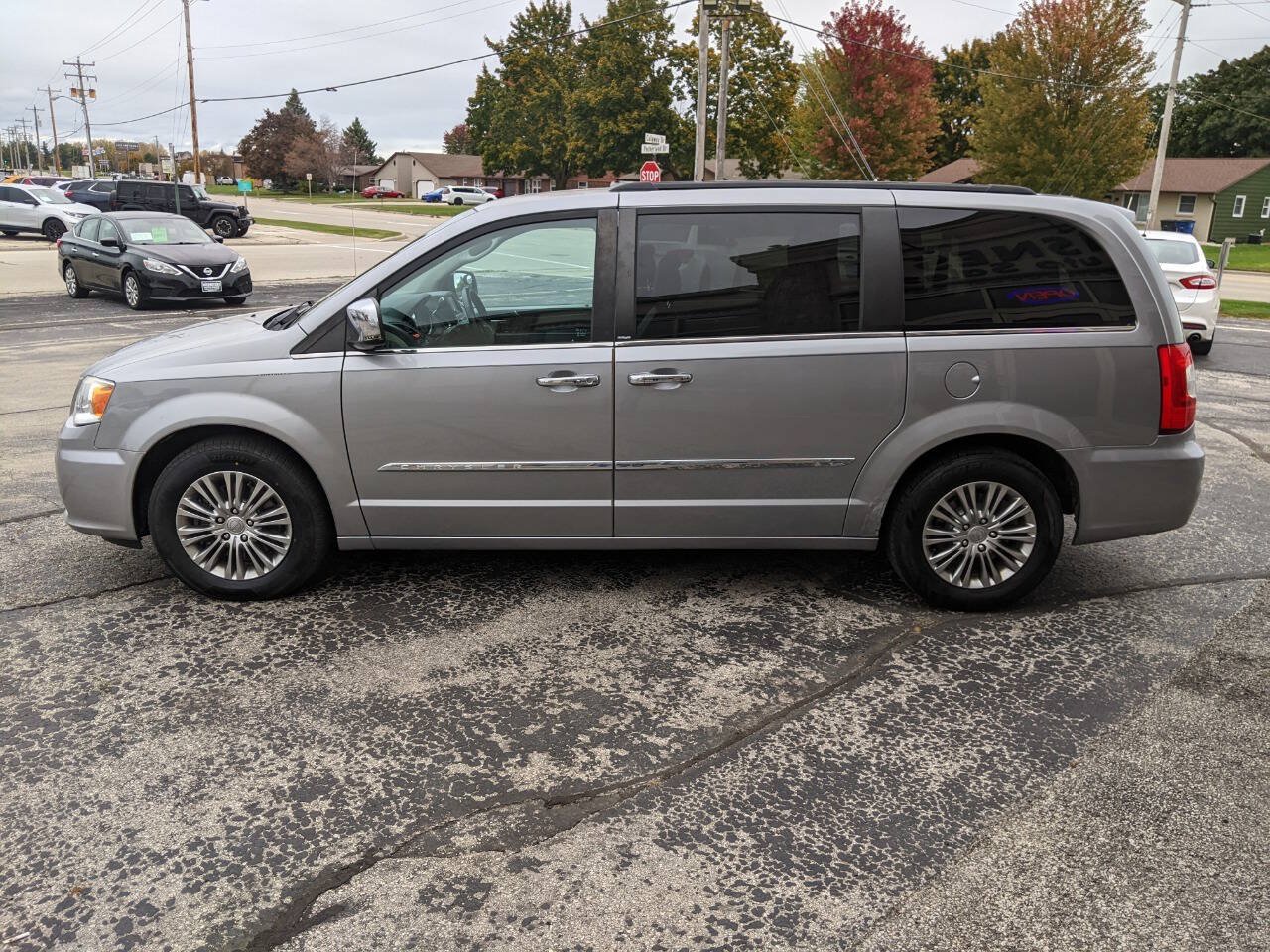 Used 2013 Chrysler Town & Country Touring-L w/ Entertainment Group #2 FWD image 6