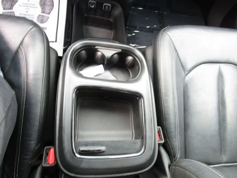 Used 2021 Chrysler Pacifica Touring-L w/ Uconnect Theater Family Group AWD/4WD image 17