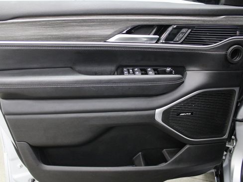 Used 2023 Jeep Wagoneer L Series II image 12