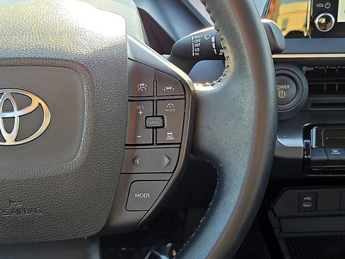 Used 2025 Toyota Prius LE FWD image 17