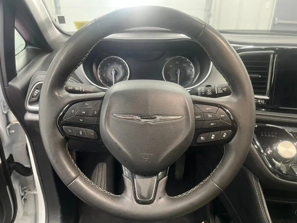 Used 2025 Chrysler Pacifica Limited FWD image 19