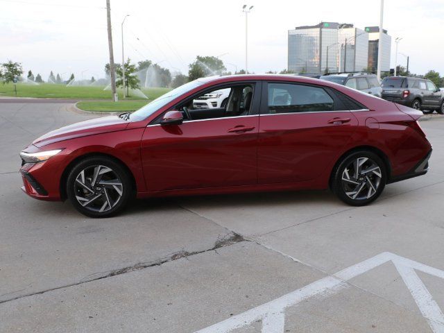 Used 2025 Hyundai Elantra Limited FWD image 4