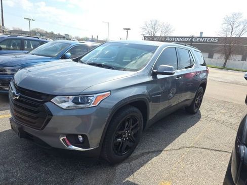 Used 2021 Chevrolet Traverse LT w/ LPO, Black Accent Package image 1