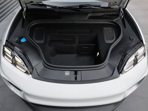Certified 2025 Porsche Macan 4S Electric AWD/4WD image 40