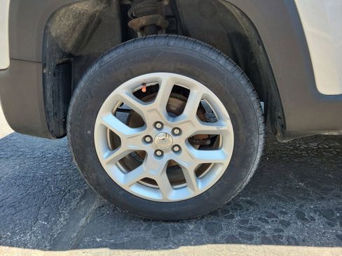 Used 2018 Jeep Renegade Latitude AWD/4WD image 5