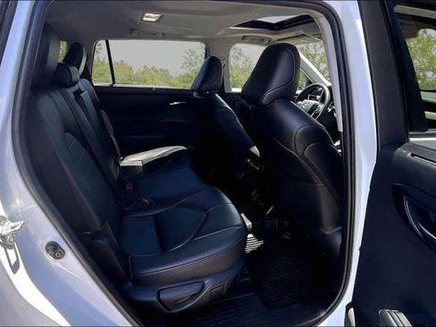 Used 2023 Toyota Highlander XLE FWD image 25