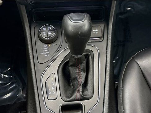 Used 2019 Jeep Cherokee Trailhawk image 16