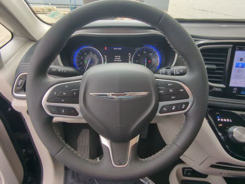 Used 2023 Chrysler Pacifica Touring-L AWD/4WD image 22