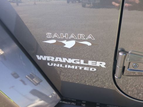 Used 2017 Jeep Wrangler Unlimited Sahara w/ Connectivity Group AWD/4WD image 28