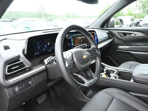 Used 2025 Chevrolet Traverse LT FWD image 23