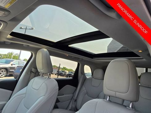 Used 2020 Jeep Cherokee Latitude Lux w/ Comfort/Convenience Group AWD/4WD image 24