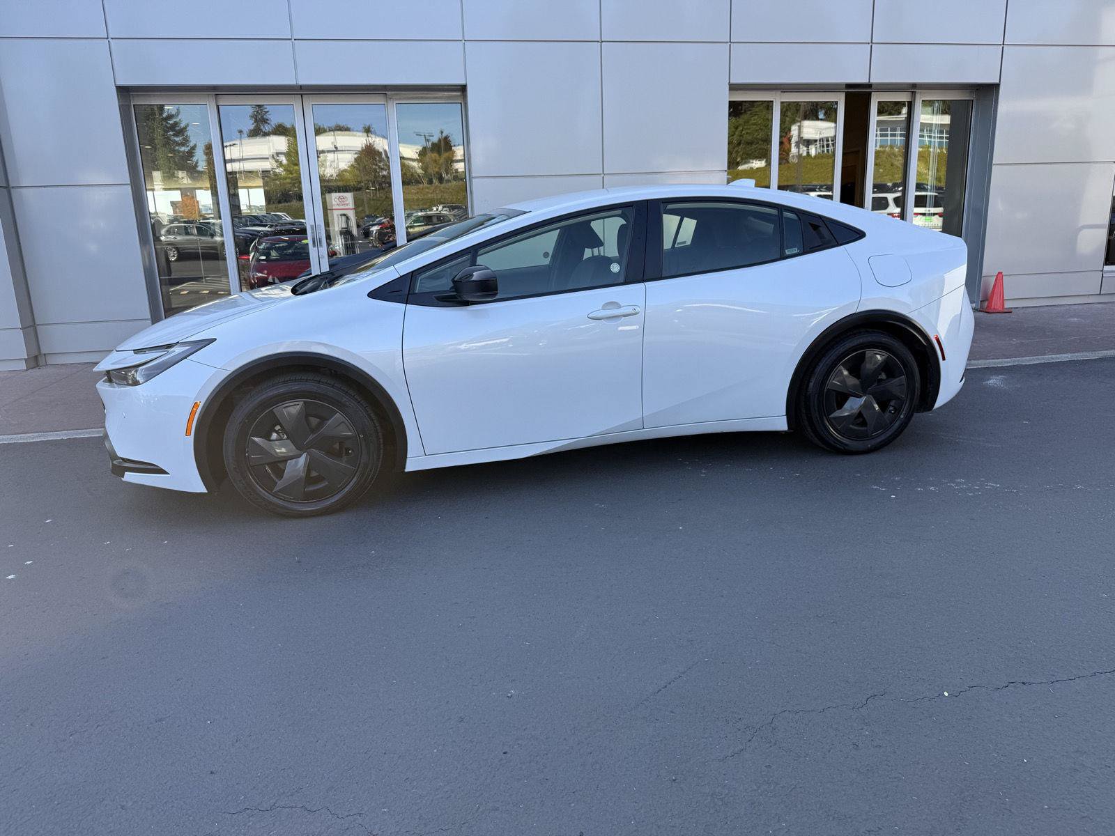 Certified 2025 Toyota Prius LE FWD image 5