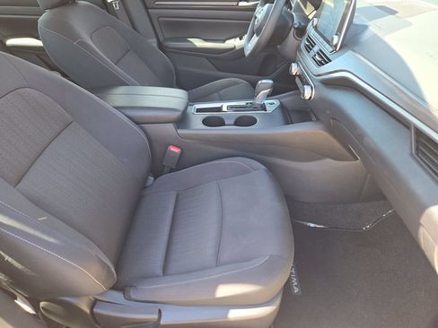 Used 2025 Nissan Altima 2.5 SV FWD image 9