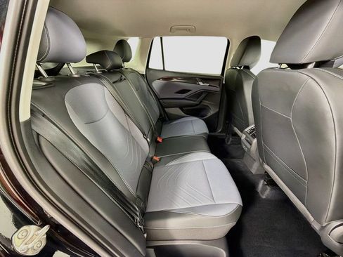 Used 2025 Volkswagen Tiguan SE AWD/4WD image 25