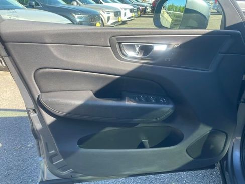 Used 2018 Volvo XC60 T5 Momentum w/ Vision Package AWD/4WD image 10