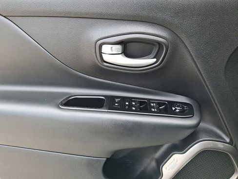 Used 2023 Jeep Renegade Latitude image 9