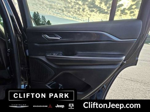Used 2023 Jeep Grand Cherokee L Laredo AWD/4WD image 18